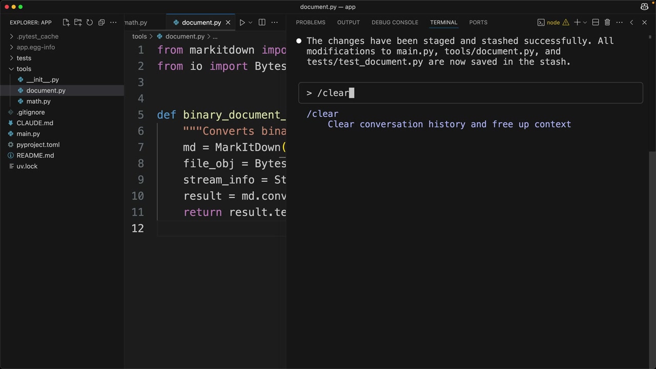 Терминал Claude Code в VS Code: введено /clear с подсказкой «Clear conversation history and free up context».